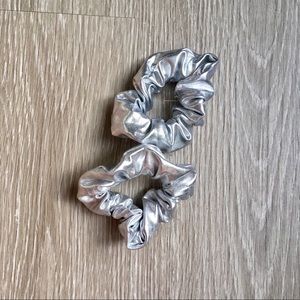 ⭐️ Party City Silver 2-Piece Scrunchy Set ⭐️